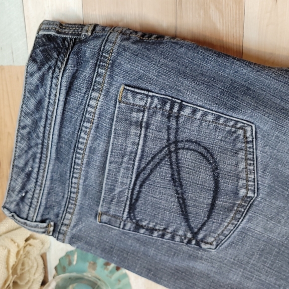 CHICO'S PLATINUM LIGHT WASH BLUE JEANS - Picture 4 of 13